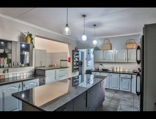 11 BEDROOM GUEST HOUSE FOR SALE IN PROTEA PARK